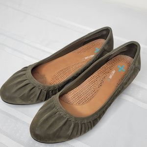 Baretraps Women's Norma Flats Posture Plus Size 8.5 Green